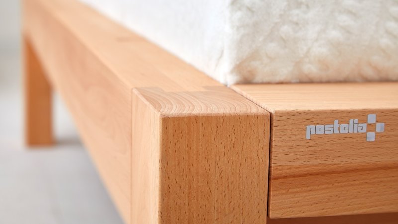 postel-s-z-masivu-capri-buk-detail-nozniho-cela-rohu-postele.jpg
