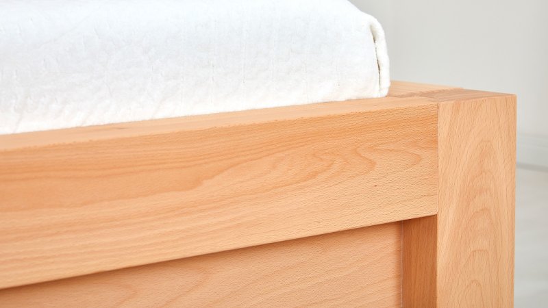 postel-s-z-masivu-capri-buk-detail-nozniho-cela-rohu-postele-ii.jpg